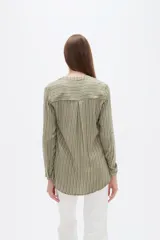 Blusa de viscosa con estampado de rayas verticales en tonos verdes y blancos, escote en V con cuello mao y manga larga.