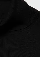 Jersey de punto fino color negro, de diseño recto, manga larga y cuello vuelto, con terminaciones en canalé.
