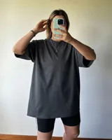 Remerón de manga corta, cuello redondo y calce oversize, color gris oscuro con efecto lavado.