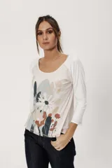 Remera de algodón color nude con estampado de flores en tonos pastel y mangas 3/4 color blanco.