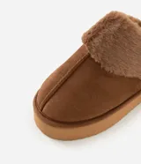 Pantufla abierta de diseño acogedor, confeccionada en poliéster con acabado tipo gamuza y forro de piel sintética. Presenta una suela alta de goma termoplástica que proporciona estabilidad y confort.