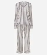 Pijama largo de 2 piezas, compuesto por una blusa de manga larga con escote en V y un pantalón de corte recto, confeccionados en tejido efecto piel de durazno con estampa de rayas y ribetes contrastantes en cuello, puños y ruedo.