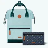Mochila Cabaia modelo Adventurer Valparaiso, color celeste con detalles en verde oscuro. Confeccionada en poliéster impermeable y vegano. Cuenta con sistema MOLLE, compartimento acolchado para tablet o PC, correa para sujetar a la maleta y tirantes acolchados antitranspirantes.
