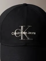 Gorra de béisbol con visera curva, confeccionada en algodón. Presenta el logotipo de la marca bordado en el frente y cuenta con cierre ajustable en la parte posterior.