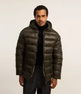 Campera puffer verde militar para hombre, con capucha, cierre frontal, bolsillos con cremallera y forro de sherpa.