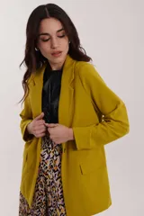 Blazer verde con solapas de muesca, corte recto y bolsillos frontales.