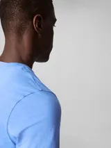 Pack de tres remeras de algodón celeste, corte clásico, cuello redondo y mangas cortas.