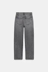 Jeans de tiro alto con corte mom fit, cinco bolsillos y cierre frontal con cremallera y botón metálico.
