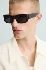 Camisa regular fit de manga corta confeccionada en tejido jacquard con estructura abierta y diseño geométrico. Presenta cuello solapa y cierre frontal con botones al tono.