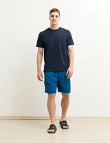 Remera verde militar de manga corta y cuello redondo.