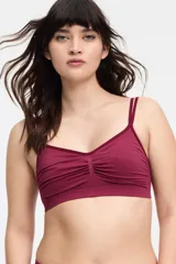 Soutien tipo bralette color bordó, confeccionado en microfibra sin costuras. Presenta un diseño con frunce central, doble bretel regulable y cierre trasero con broche de doble posición.