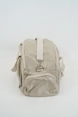 Bolso de viaje color negro con múltiples compartimentos con cierre, doble asa de mano y correa ajustable para el hombro.