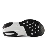 Championes de running New Balance FuelCell Rebel v5, color gris con detalles en naranja y suela blanca.