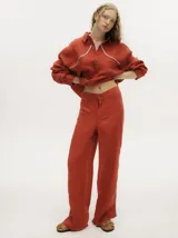 Pantalón de tiro alto y pierna ancha confeccionado en lino, con detalle de franja lateral estilo naval y elástico en la parte trasera de la pretina.