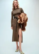 Vestido midi de punto fino color marrón, con cuello perkins, manga larga y diseño recto con abertura lateral en el bajo.