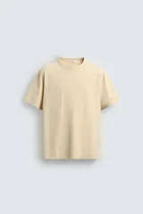 Camiseta de corte regular, cuello redondo y manga corta, confeccionada en tejido de peso medio.