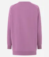 Buzo cerrado deportivo de corte oversized, color violeta, con cuello redondo, mangas largas con puños acanalados y bolsillo frontal funcional. Presenta detalles de encaje en los laterales y ruedo acanalado.