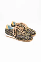 Zapatillas de estilo running con estampado animal print de leopardo. Presentan detalles en color ocre en la lengüeta, cordones, collarín y talón. Cuentan con una suela de goma dentada, entresuela blanca y una cuña interna oculta para mayor comodidad.