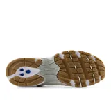 Championes New Balance 530 color crema con detalles en beige y plateado.