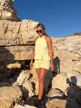 Short amarillo mantequilla con diseño fluido y volados en el borde inferior.