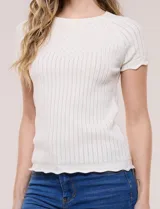 Blusa de punto calado color blanco, de silueta entallada, manga corta raglán y escote redondo, con detalles de tejido fantasía en el canesú y terminaciones festonadas.