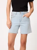 Short de denim elastizado de tiro medio y calce ajustado, color azul claro.