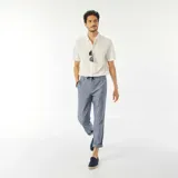 Pantalón chino recto de mezcla de lino color azul, con cordón ajustable en la cintura y dobladillo en los tobillos.