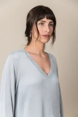 Túnica negra de hilo metalizado con escote en V con apliques de strass, manga tres cuartos y tajos laterales.