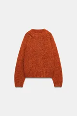Jersey de punto de cuello redondo y manga larga, con diseño de tejido grueso y acabados en rib en cuello, puños y ruedo.