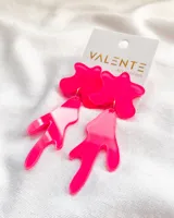 Aros colgantes de acrílico fucsia con forma abstracta.