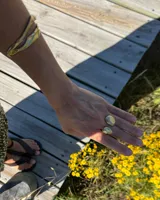 Anillo de diseño orgánico y macizo con forma irregular, elaborado artesanalmente en metal.