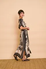 Vestido midi amarillo y blanco con estampado de paisajes y detalles de rayas en el cuello y el dobladillo, de corte holgado, mangas cortas y lazo ajustable en la cintura.