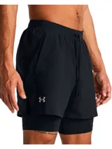 Short deportivo 2 en 1 Under Armour, compuesto por un short exterior ligero de tejido técnico y un short interior de compresión integrado. Presenta cintura elástica con cordón interno, bolsillos laterales y logo reflectante en el frente.
