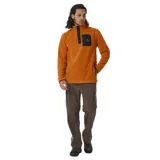 Canguro color naranja de polar fleece con cuello alto con cierre de botones a presión, bolsillo en el pecho con cierre y logo de la marca.