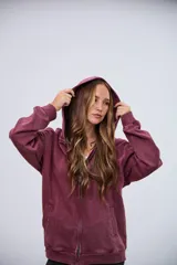 Cardigan con capucha color bordó, con efecto lavado y cierre frontal.