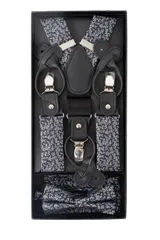 Set de tirantes con moño y pañuelo de bolsillo, color azul con estampado floral en tonos grises. Los tirantes son ajustables y tienen apliques para abrochar a botones o pinzas metálicas para sujetarlos al pantalón.