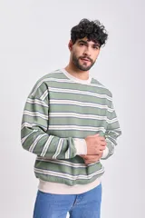 Buzo deportivo de hombre a rayas horizontales en tonos verde, blanco y azul marino, con cuello redondo y puños y dobladillo en color beige.