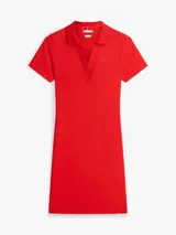 Vestido tipo chomba de color rojo, con corte slim y largo hasta la rodilla. Cuenta con mangas cortas, cuello polo y escote en V pronunciado. Presenta detalle de logo bordado en la manga.