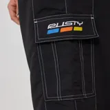 Short de baño negro con cintura elástica y cordón celeste.