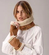 Guantes sin dedos marrones de cuero texturizado, con detalles de piel sintética en los bordes superior e inferior, y cierre con botones a presión metálicos.