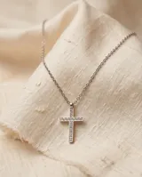 Collar de acero con cadena fina y dije de cruz decorado con circonias incrustadas.