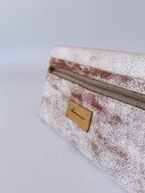 Billetera de cuero color crudo con textura, cierre con broche y monedero externo.