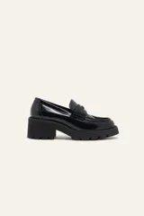 Mocasín negro de cuero con plataforma y suela track.