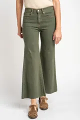 Pantalón de jean estilo wide leg con tiro alto y ruedo desflecado, en color verde oliva.