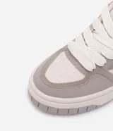Championes de caña corta Satinato, de material sintético en tonos beige y gris, con suela plataforma y cordones anchos.
