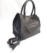 Bolso negro de cuero tipo sofy, con doble asa reforzada para llevar al hombro y correa larga regulable y desmontable para usar cruzada. Tiene bolsillo exterior con cierre, bolsillo interior y cierre superior con imán.