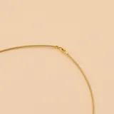 Gargantilla de diseño trenzado fino, elaborada en oro 9k, con acabado brillante y cierre seguro.