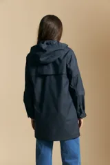 Pilot de largo medio color azul marino, con capucha integrada, cierre frontal oculto y bolsillos aplicados con tapa. Presenta una silueta recta y diseño funcional.