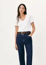 Camiseta celeste de manga corta con cuello en V.