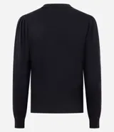 Cardigan negro de punto con cuello en V, mangas largas y cierre frontal con botones perlados.